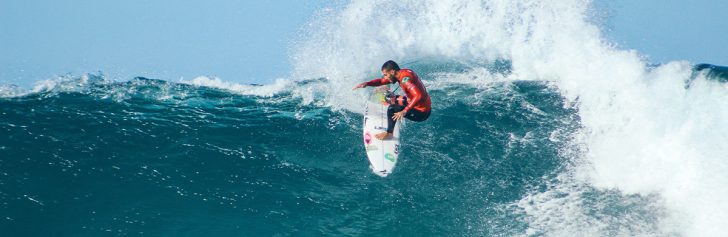 surfer in het water