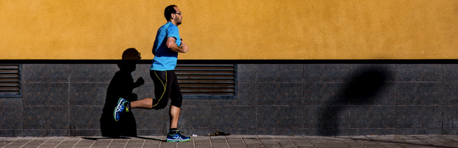 man die aan het hardlopen is