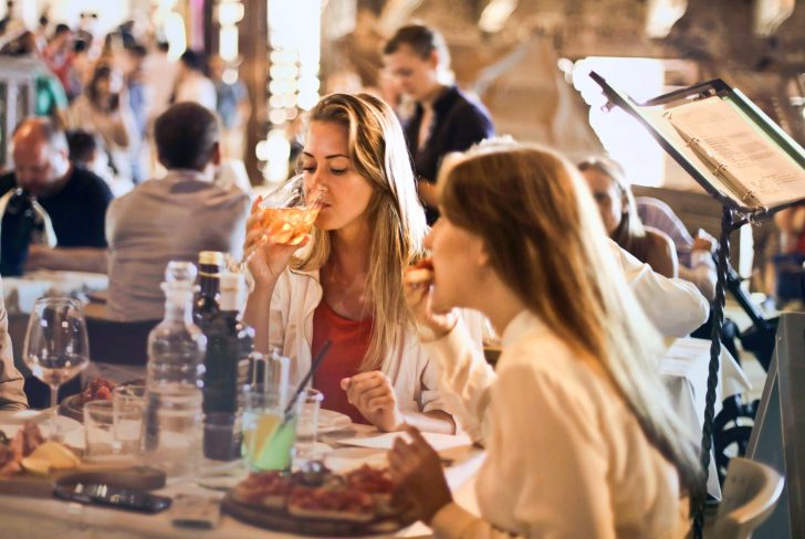 vriendinnen die mindful eten