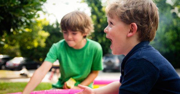 Foto van spelende kinderen (opvoeding in Zweden)