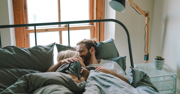 twee mensen hebben een connectie tijdens de seks in bed