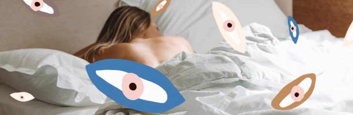 meisje ligt in bed te slapen