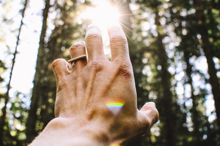 een hand waar licht op schijnt