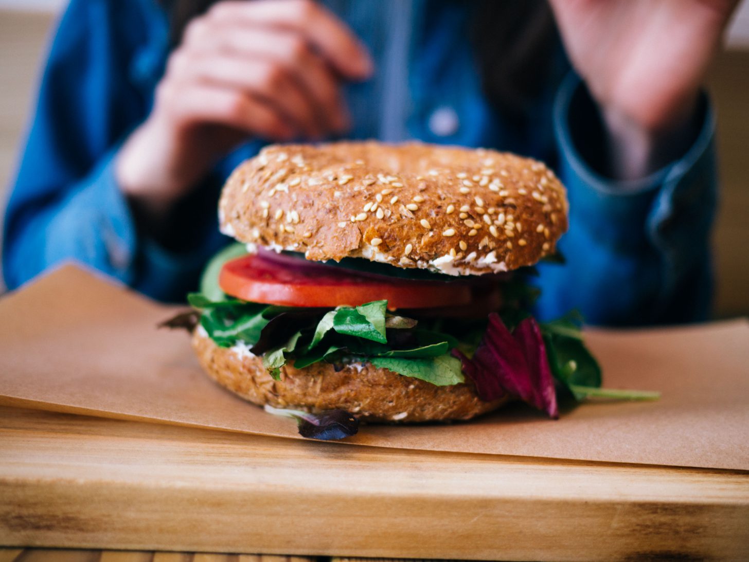 burger op houten plankje