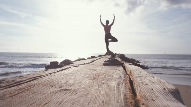 meisje doet yoga pose