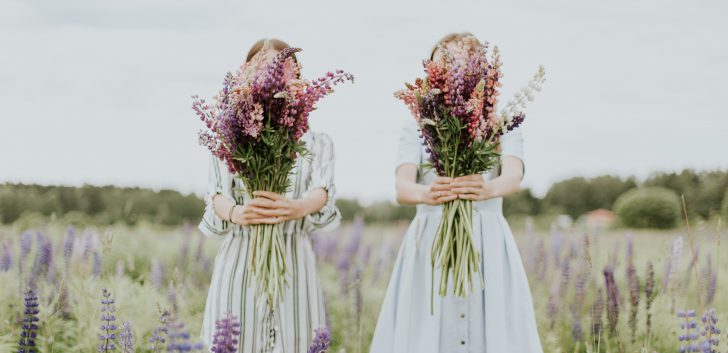 twee meisjes in bloemenveld