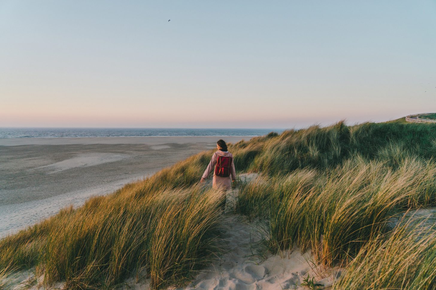 vrouw aan het micro reizen op Texel