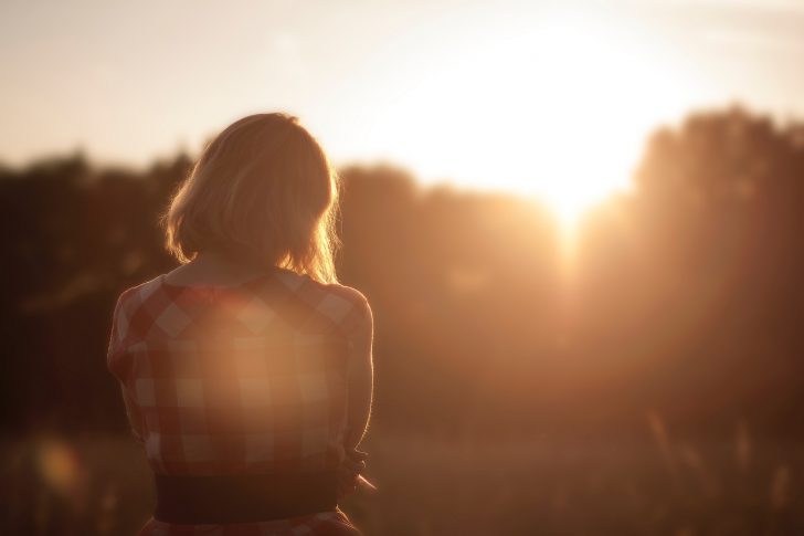 meisje krijgt energy boost van zon