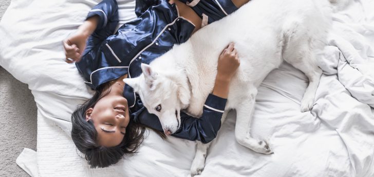 meisje in bed met hond