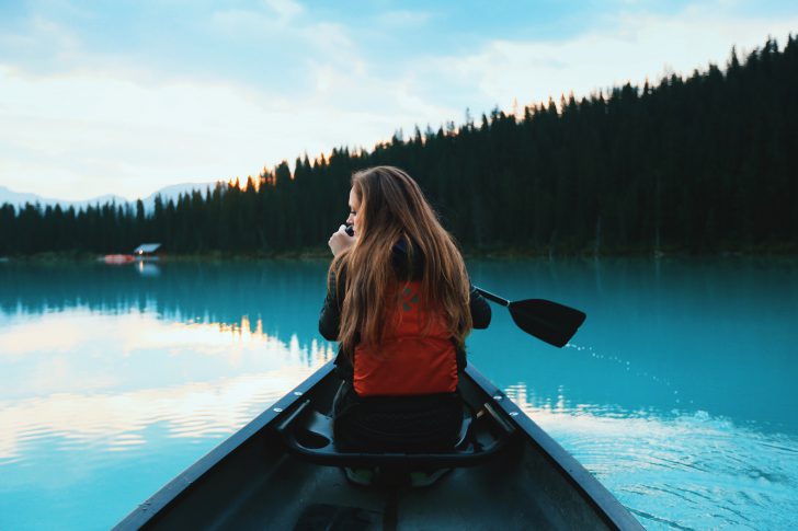 meisje in kayak