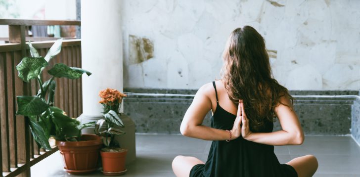 meisje doet yoga op mat