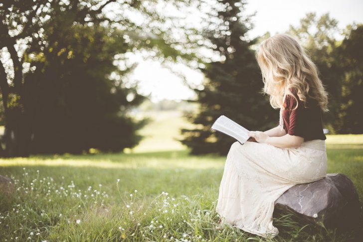 meisje leest boek