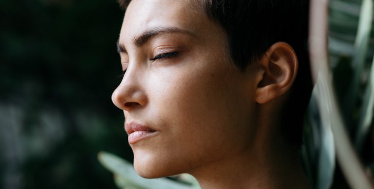 vrouw doet ademhalingsoefening om stress op werk tegen te gaan