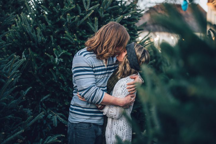 meisje en jongen zoenen