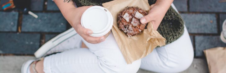 meisje op stoeprand met eten