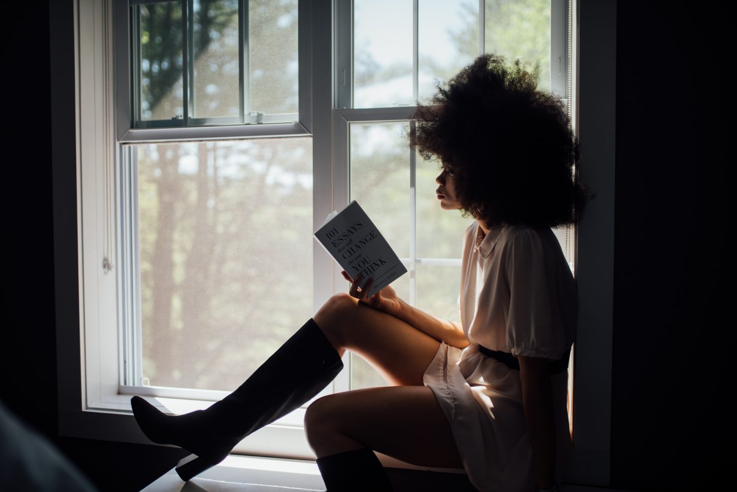 meisje houdt brein gezond door te lezen