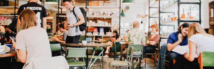 millennials werken in cafe