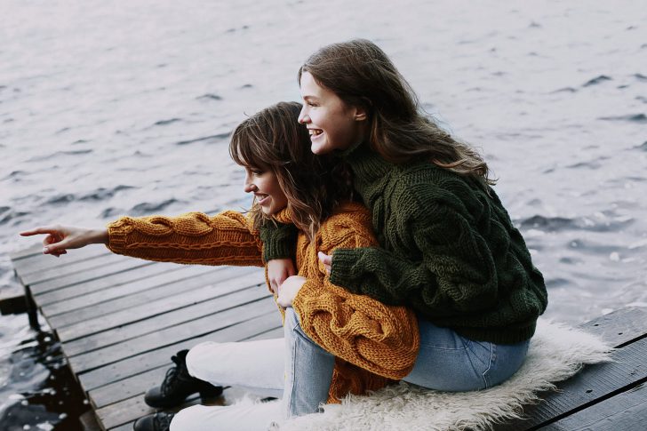 vrouw die anderen goed laat voelen over zichzelf