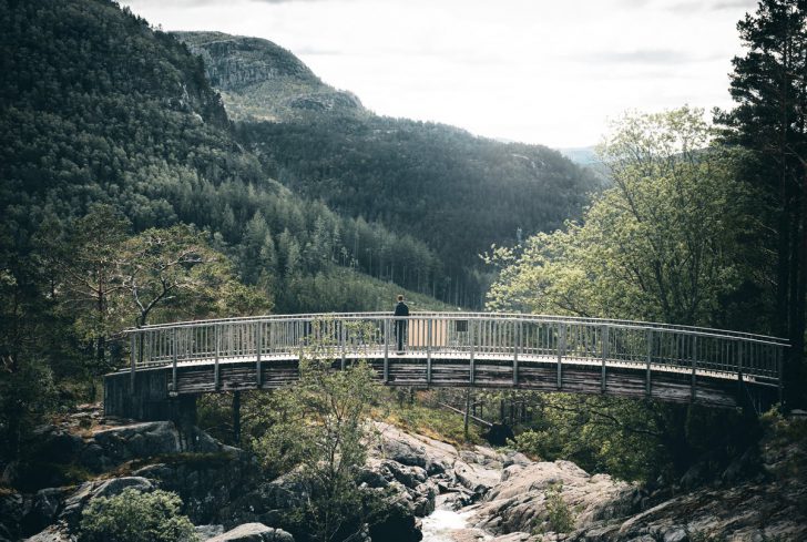 persoon die gaat wandelen in de buitenlucht