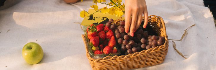 meisje pakt fruit