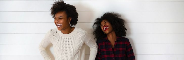 twee vrouwen lachen