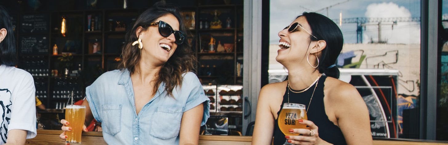 vriendinnen die een biertje drinken samen