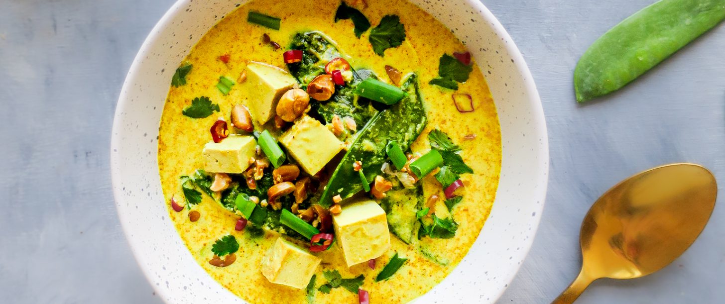 vegan laksa met peultjes, tofu en pinda