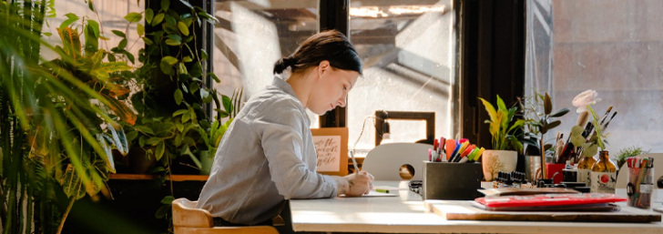 vrouw die aan het lunchen achter haar bureau is