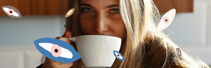 meisje drinkt koffie