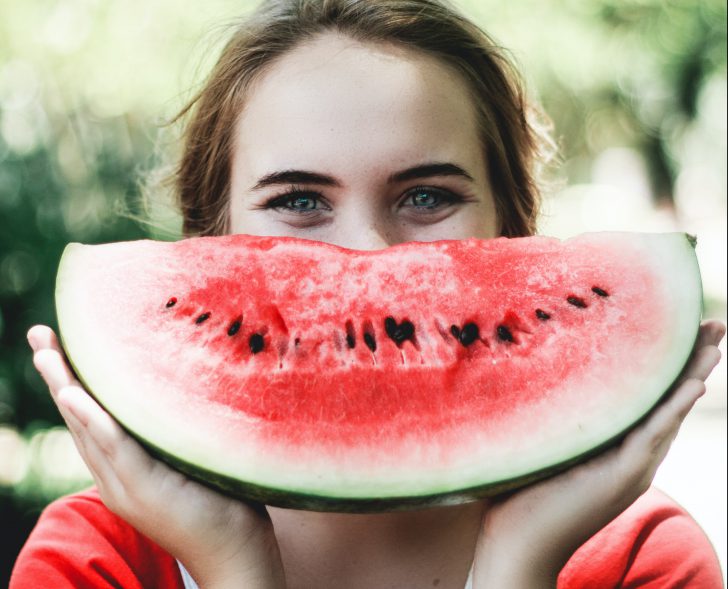 vrouw eet watermeloen