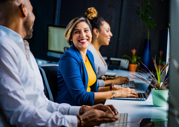 vrouw haalt voldoening uit haar werk