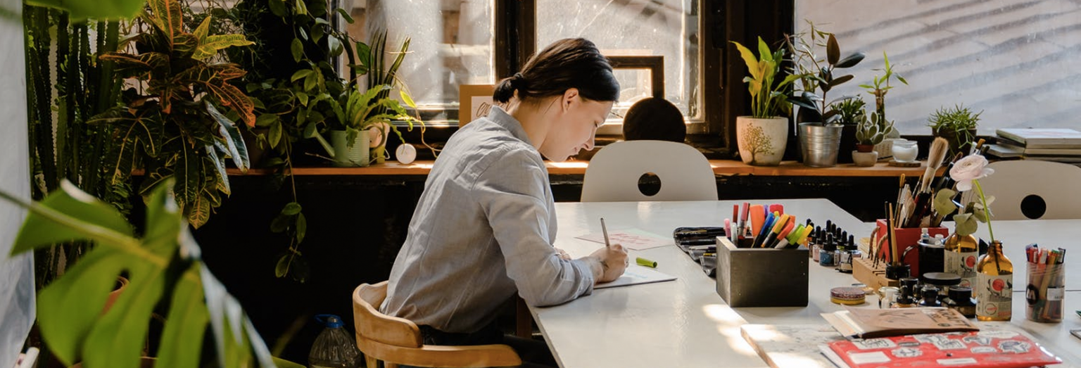 vrouw die aan het overwerken is