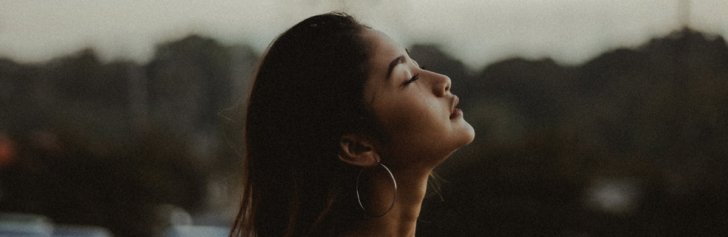 vrouw die aan meditatie doet