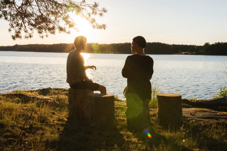 twee mannen voeren gesprek