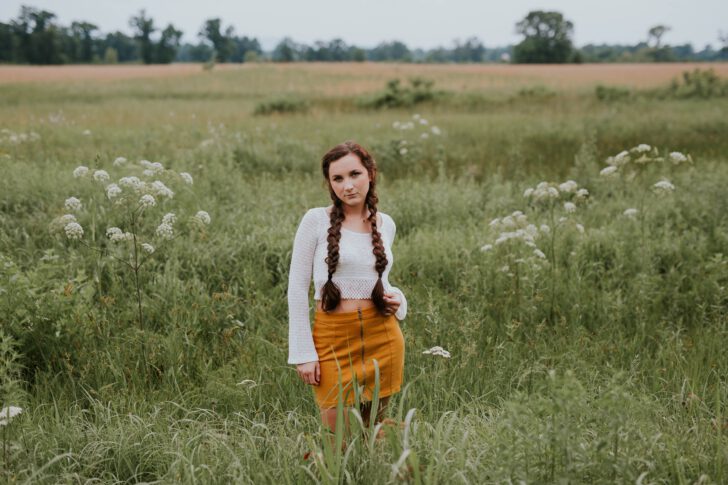 meisje in grasveld