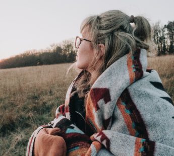 vrouw tijdens herfst met kriebelhoest