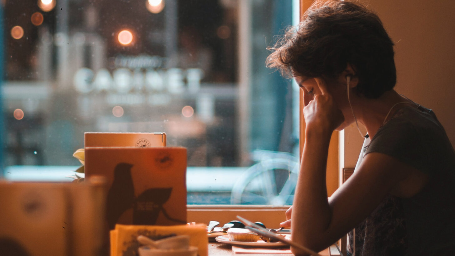 vrouw studeert aan tafel