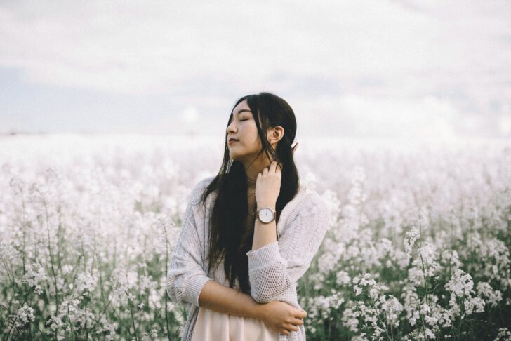 vrouw in veld met bloemen HSP