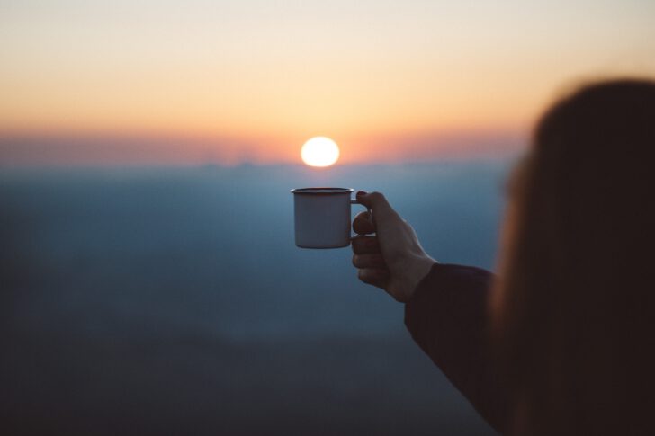 vrouw met koffie