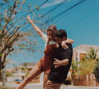 man en vrouw op skateboard