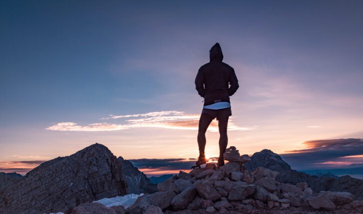 man in sportkleding op een berg