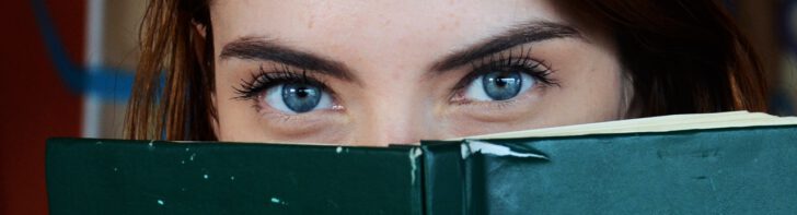 vrouw met blauw gekleurde ogen