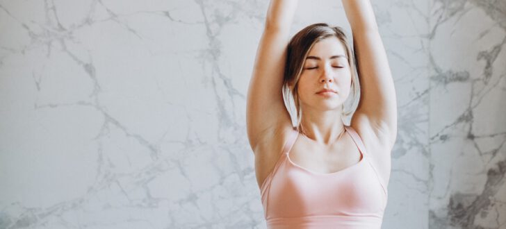 Vrouw is aan het sporten voor het ontbijt