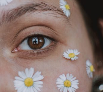 vrouw met bloemen op gezicht