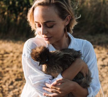 vrouw met kip in hand