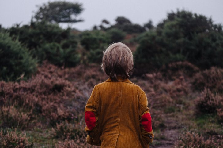 kind in de duinen