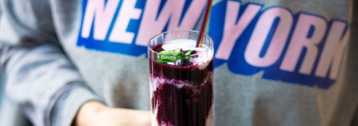 gezonde smoothie kefir en blauwe bessen