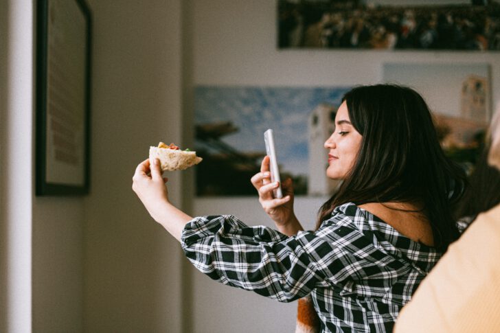 vrouw maakt foto van eten