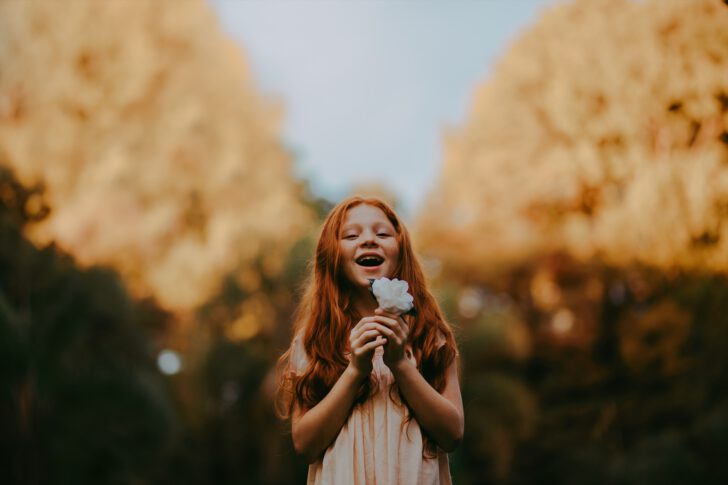 meisje met bloem