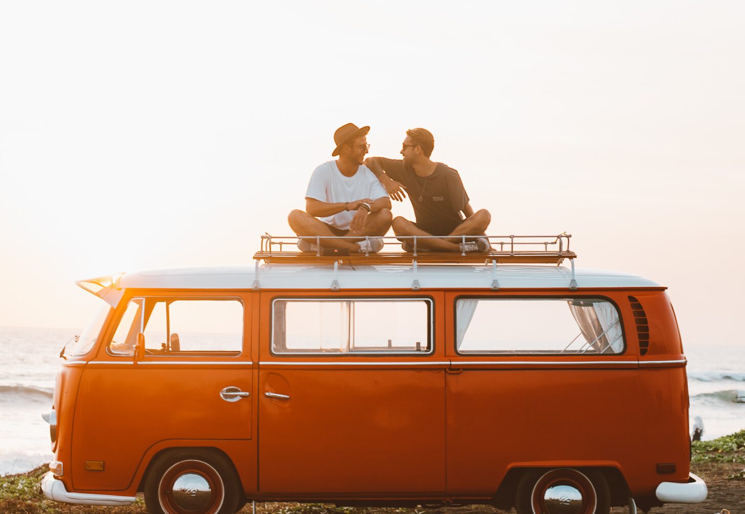 twee mannen op bus